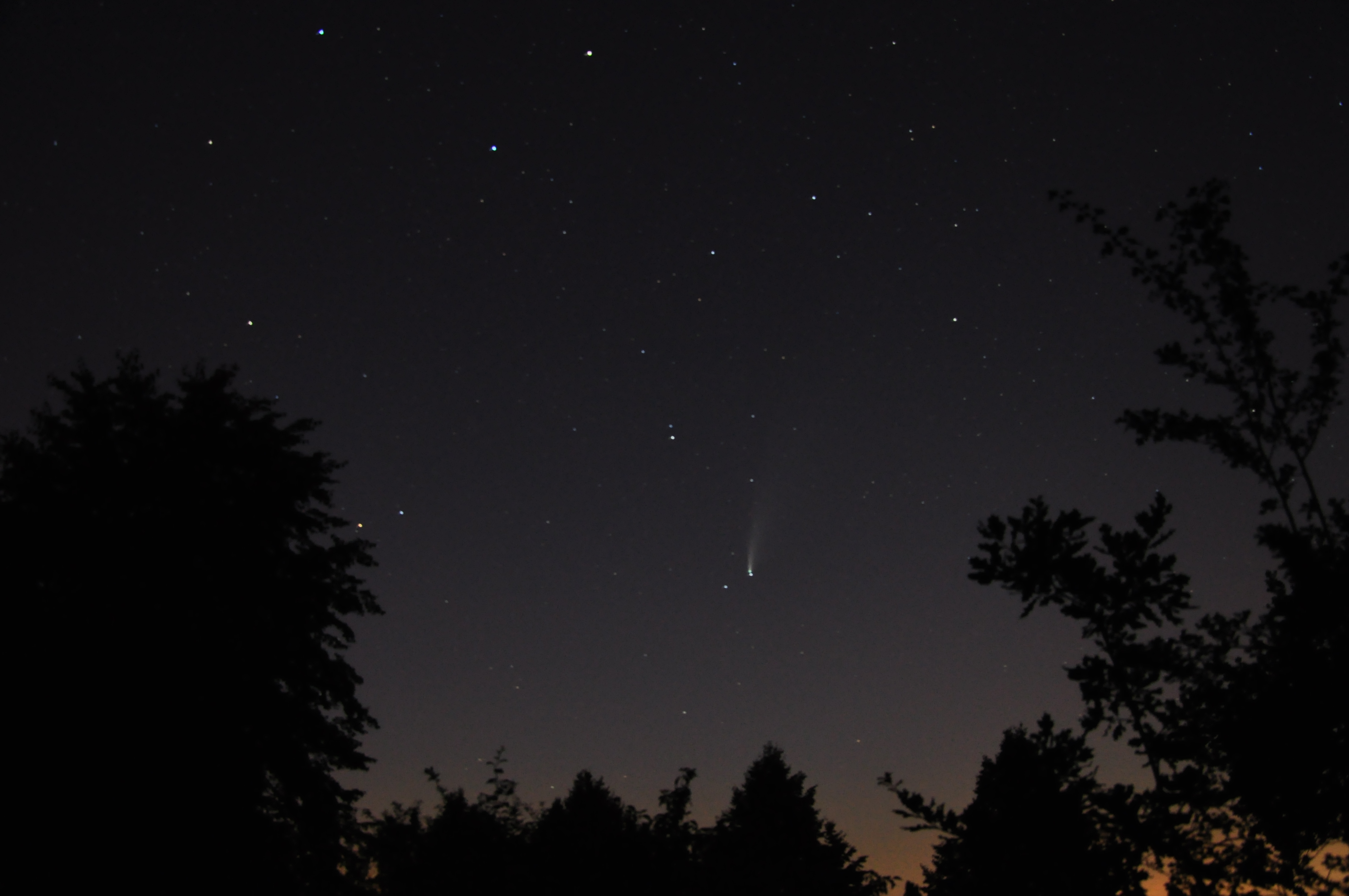 In der n&auml;chtlichen Silhouette zeigt sich der Komet Neowise in der N&auml;he der Skat-, und Reidenzstadt Altenburg (Bild 18.07.2020)